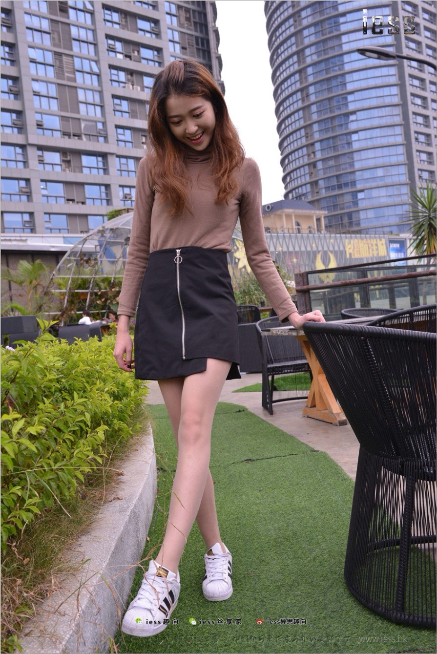 超短裙美女圆叔叔外景性感美腿写真照片